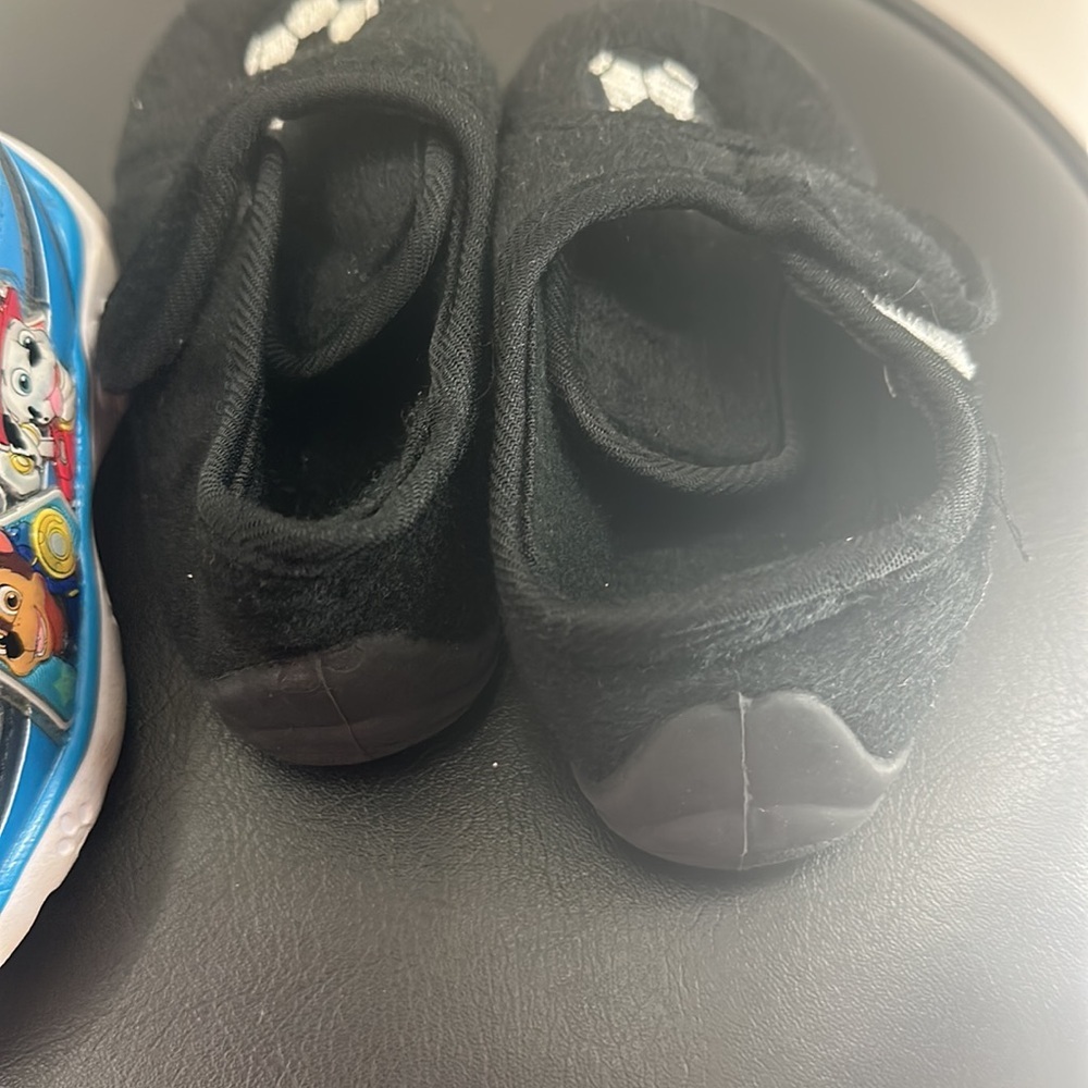 Boys size 6 Paw‎ Patrol sneakers and a size 6 pair of soccer slippers - Picture 7 of 8